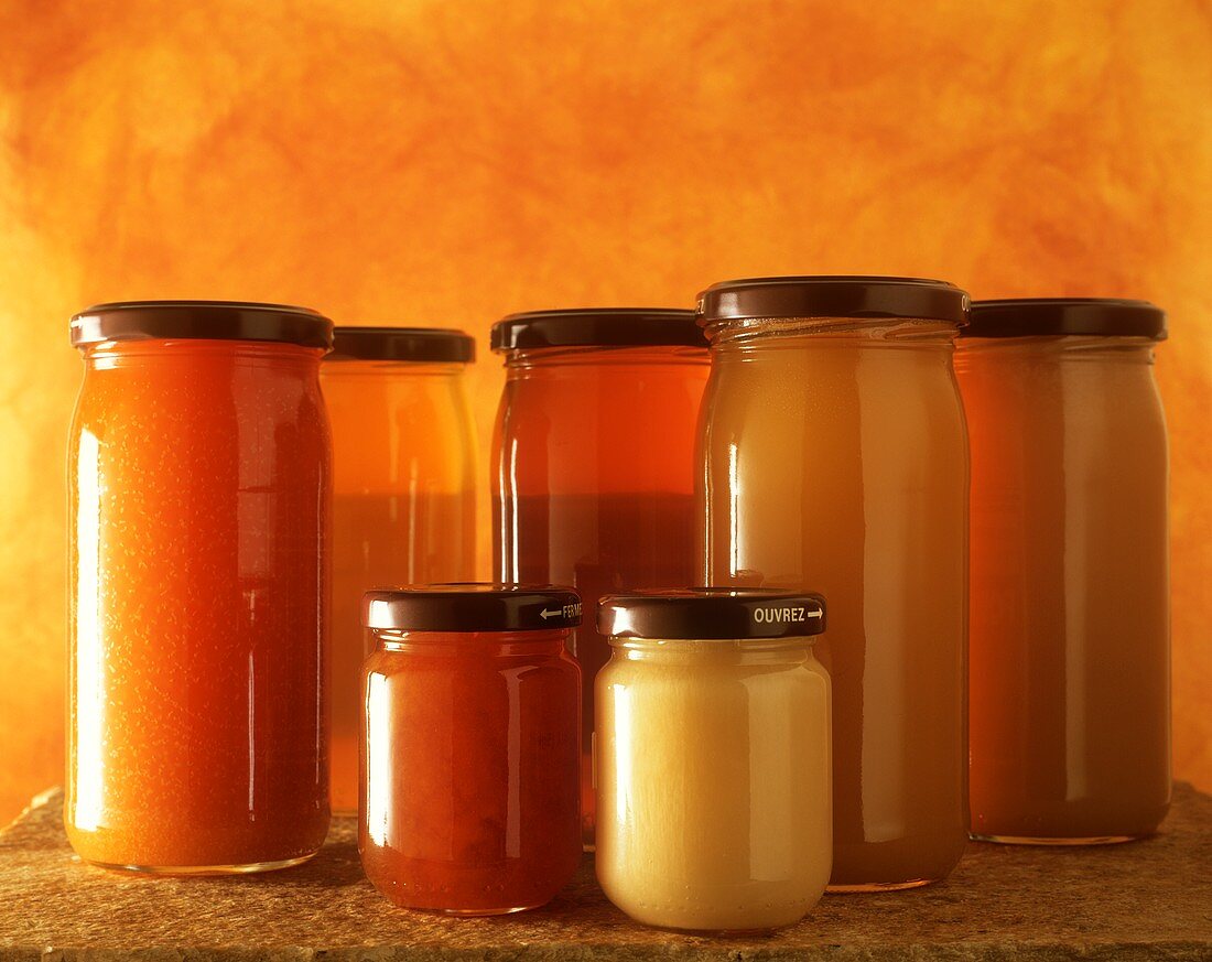 Verschiedene Honigsorten in Gläsern