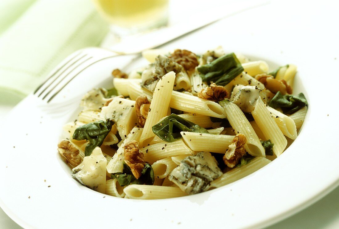 Pasta montagnola (Penne with blue cheese and walnuts)