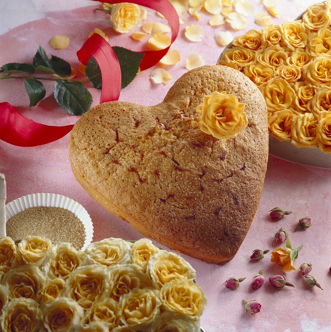 Herzförmiger Kuchen mit gelber Rose