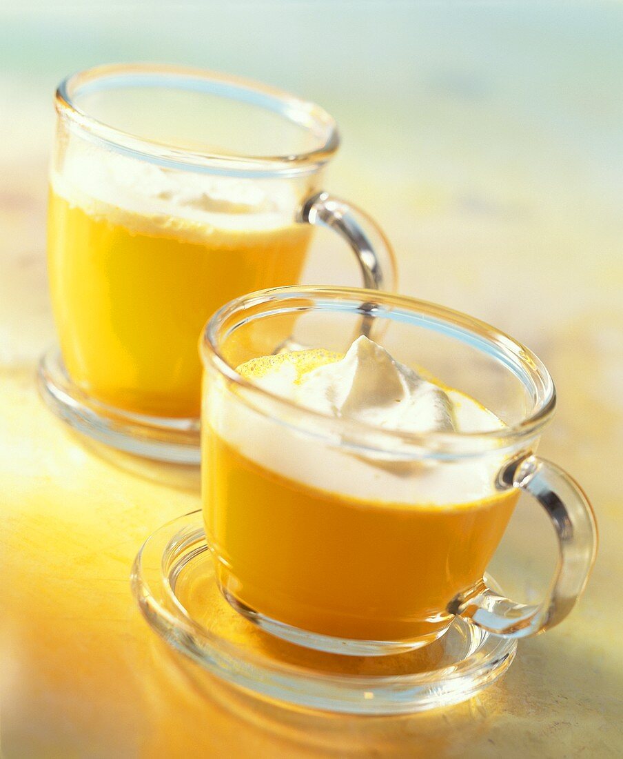 Tee mit Orangensirup und Sahnehaube