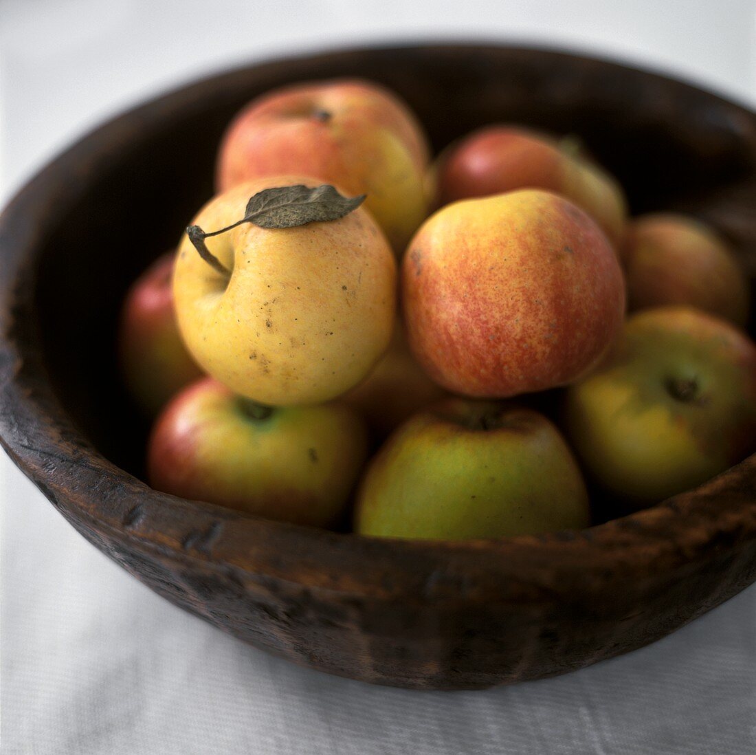 Äpfel in Holzschale