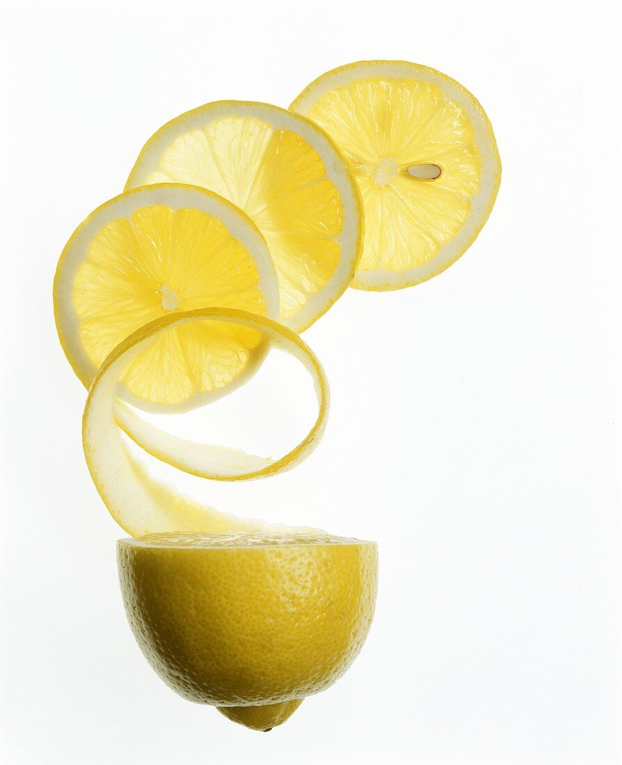 Zitronenhälfte und Zitronenscheiben