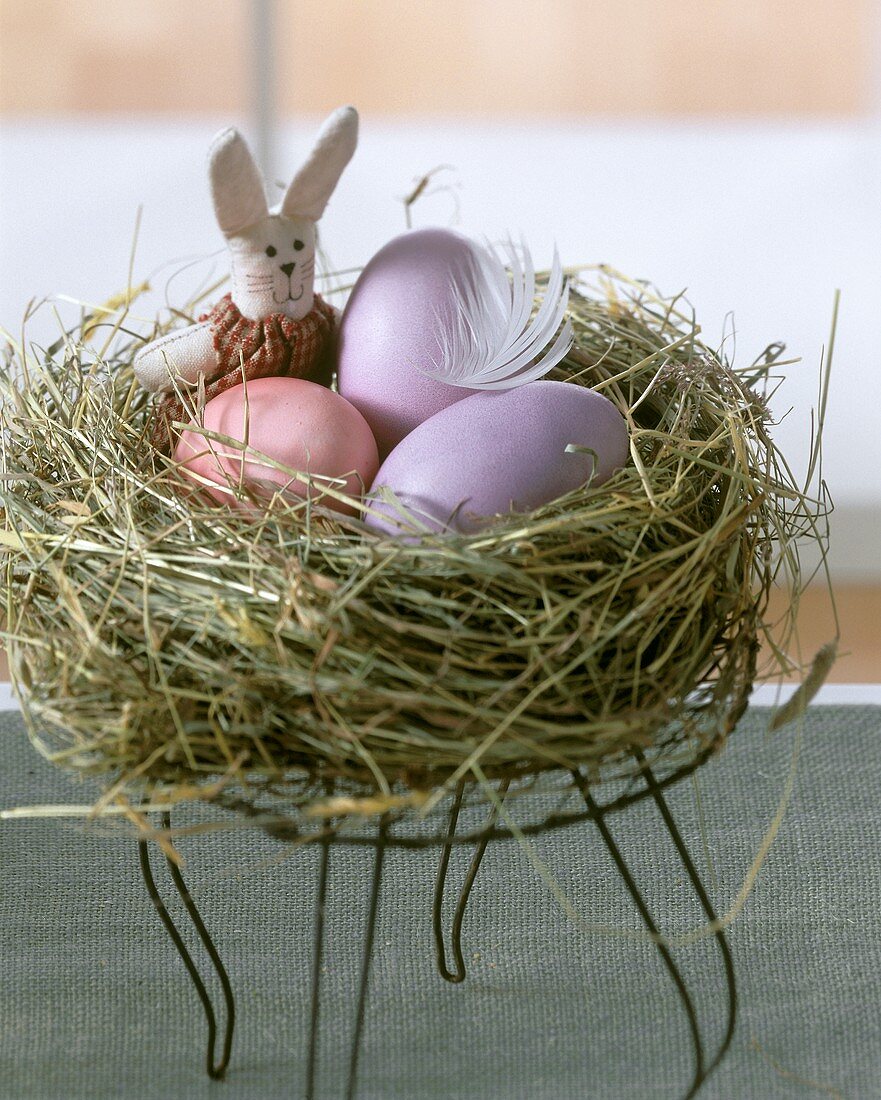 Osternest mit Eiern und Häschen