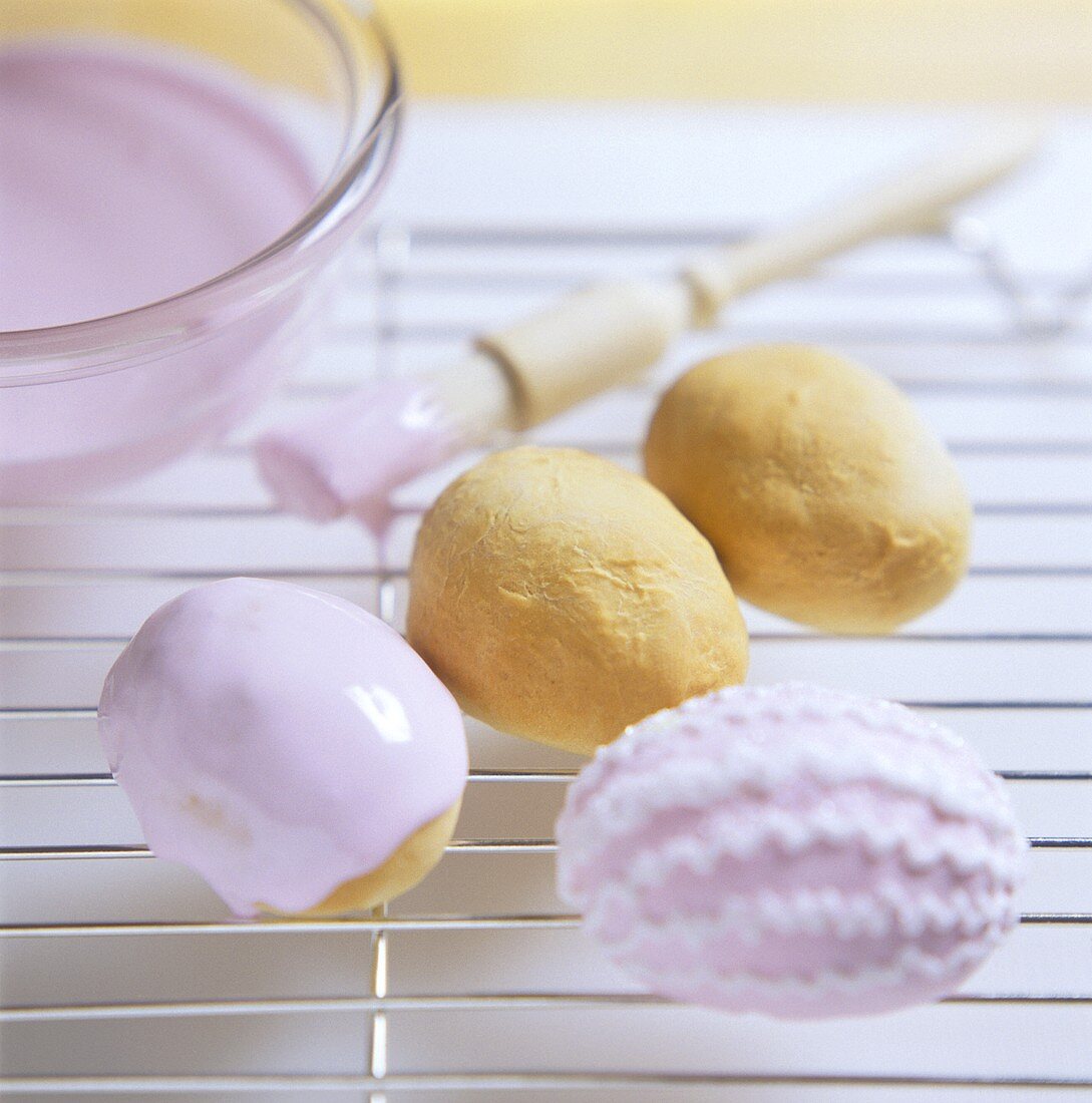 Painting filled eggs (yeast dough)