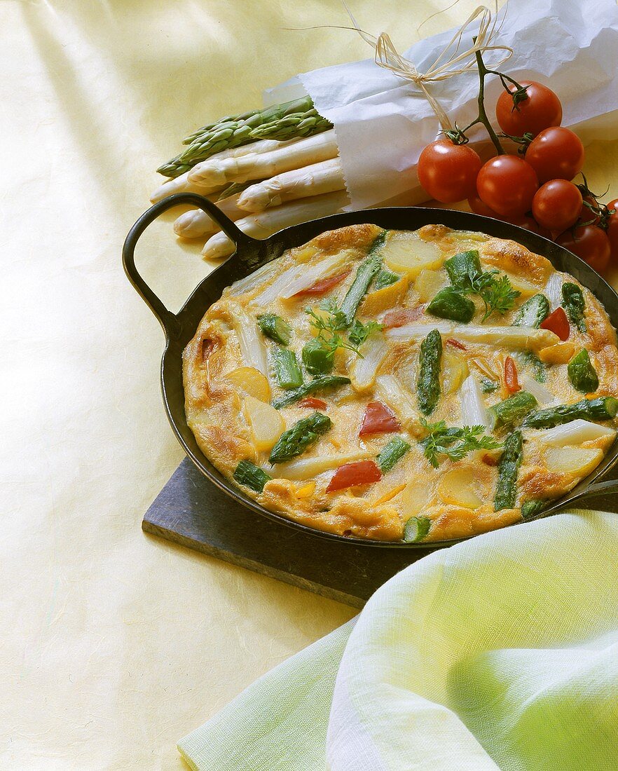 Spargel-Frittata mit Kartoffeln und Paprikaschoten