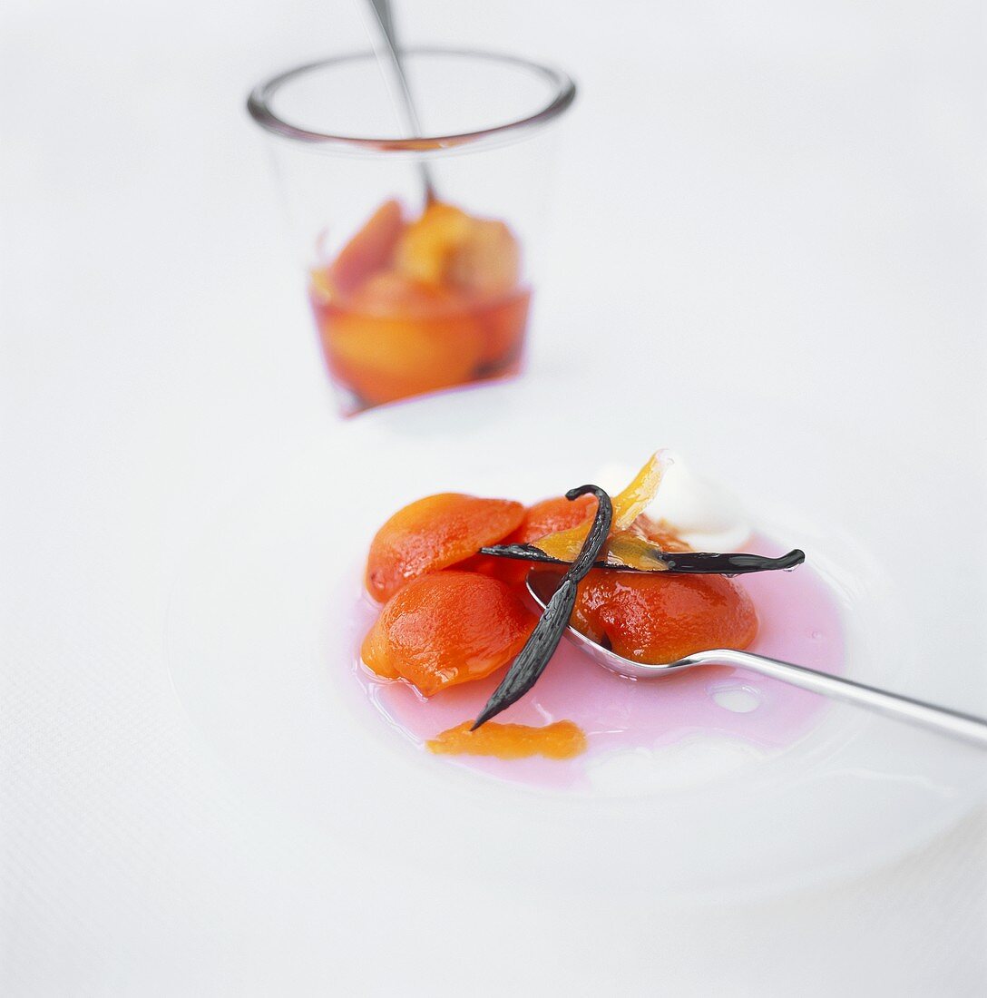 Peach compote with vanilla pods