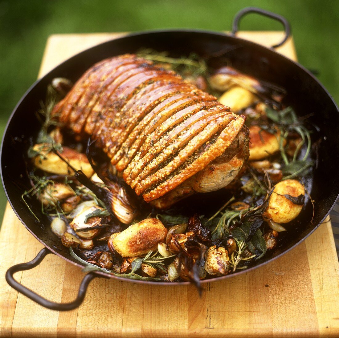 Schweinebraten mit Kräutern und Kartoffeln