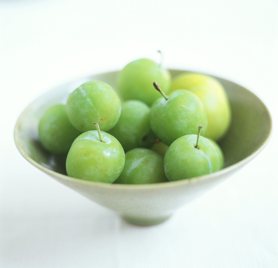 Reine-claudes (greengages) in a bowl