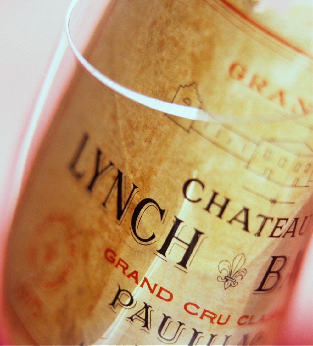 Weinetikett eines Château Lynch-Bages in leerem Weinglas