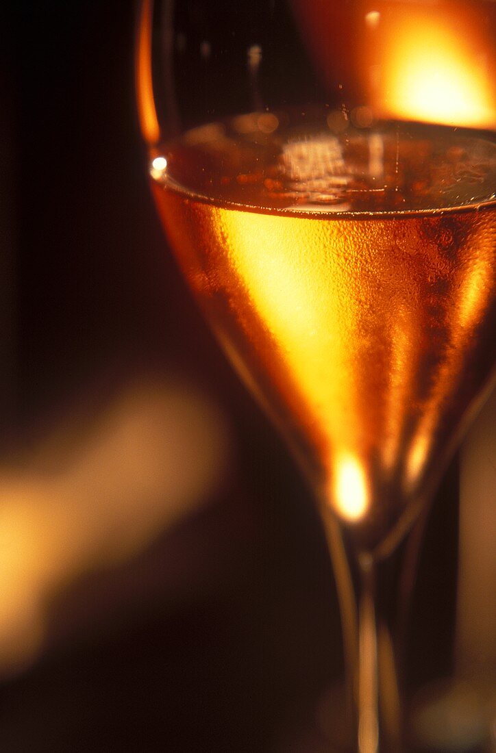 Ein Glas perlender Rose Ruinart, Champagne, Frankreich