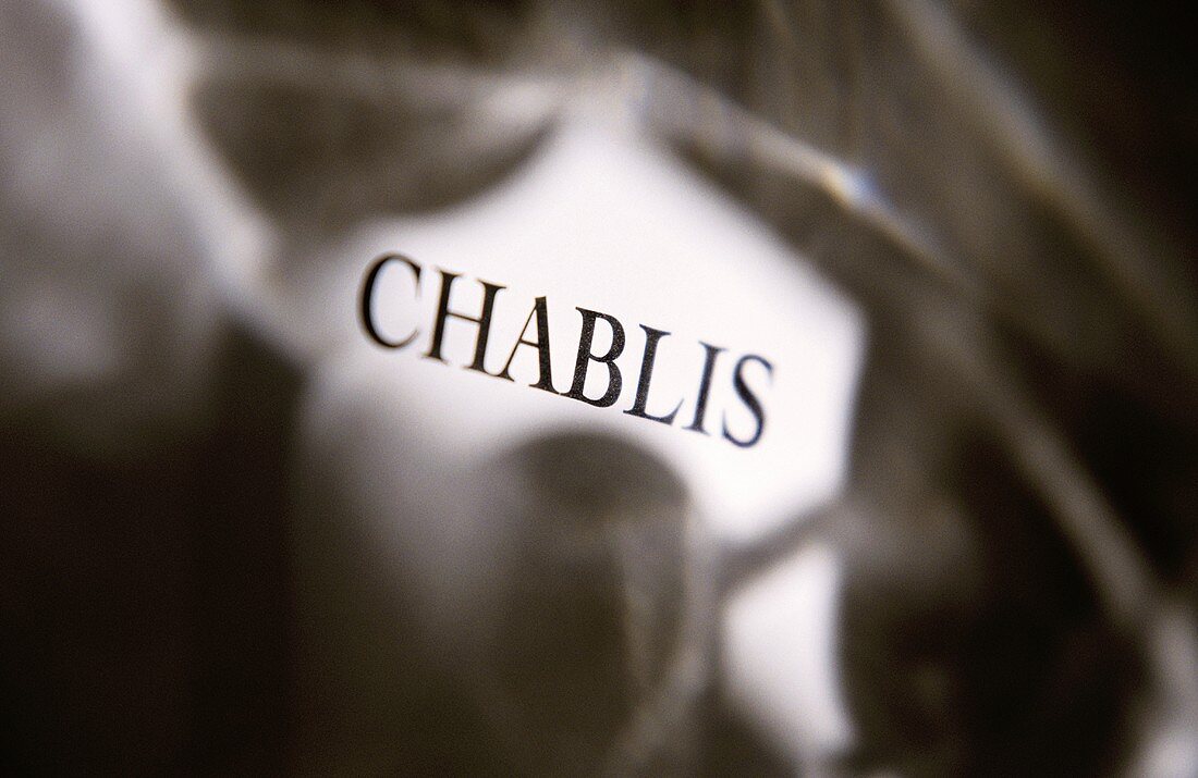 Gläser werfen Schatten auf Chablis-Schriftzug, Burgund