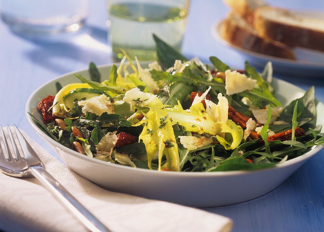 Blattsalat mit getrockneten Tomaten, Pinienkernen & Parmesan