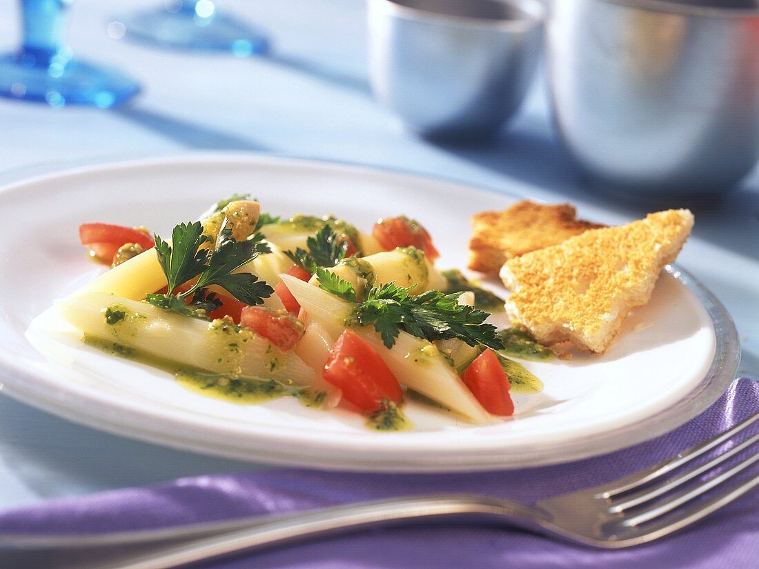 Spargel-Tomaten-Salat mit Kräuterdressing