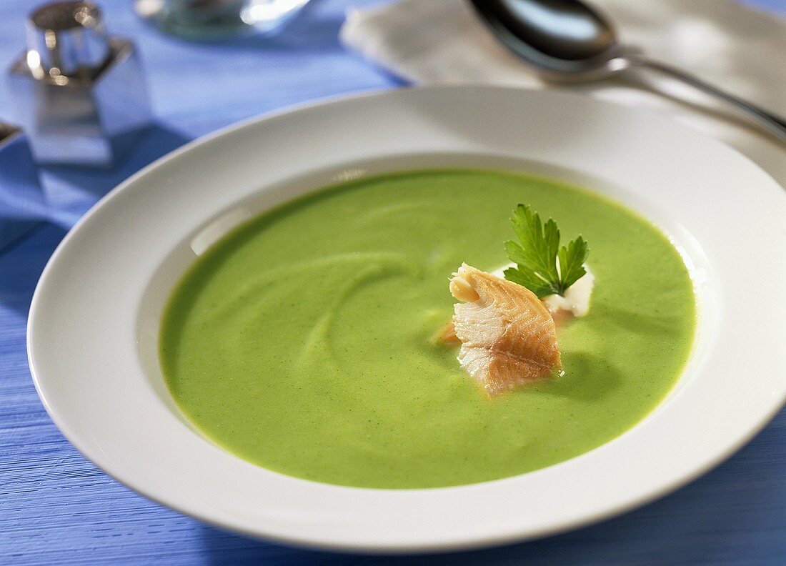 Broccoli soup with trout fillet