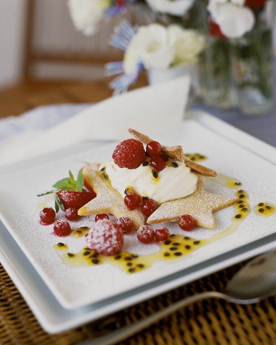 Plätzchensterne mit Vanillecreme und Beeren