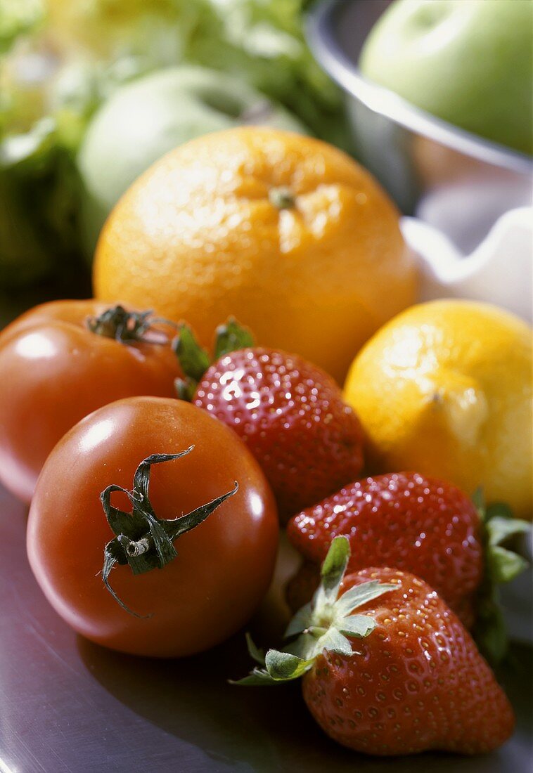 Stillleben mit Tomaten, Erdbeeren, Orange, Zitrone, etc.