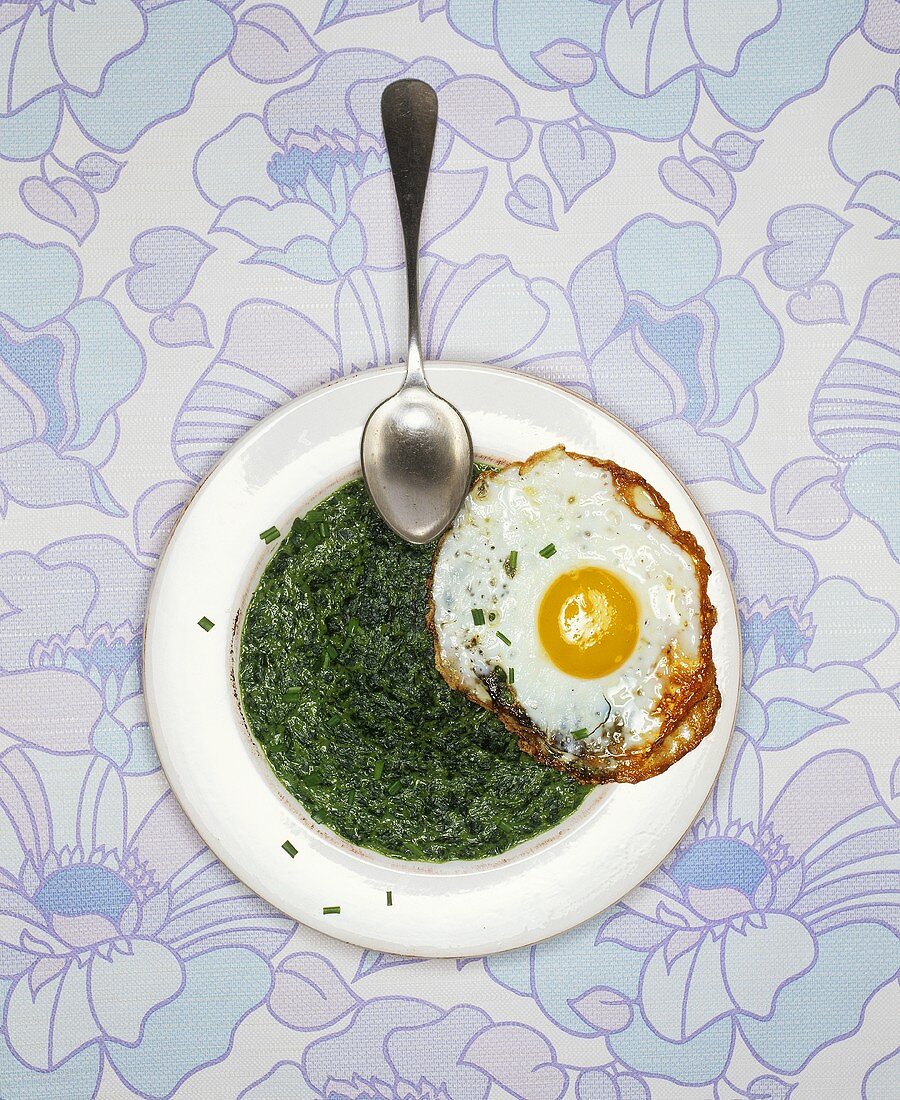 Creamed spinach with fried egg