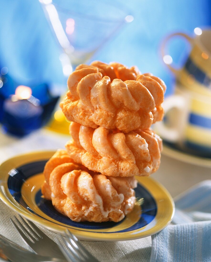 Three doughnuts (Stauben) on top of each other on a plate