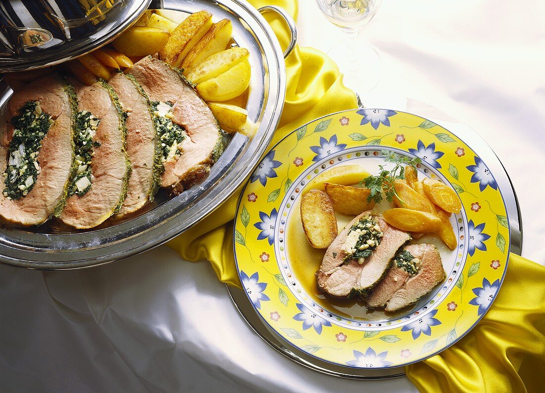 Gefüllte Lammkeule mit Schafskäse; Spinat und Pinienkernen