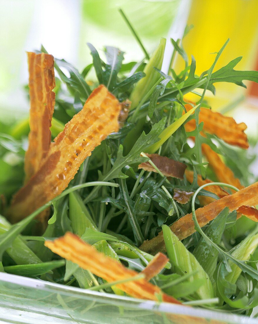 Rocket salad with leeks and bacon strips