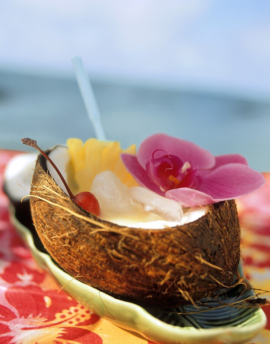 Pina Colada in einer Kokosnusshälfte