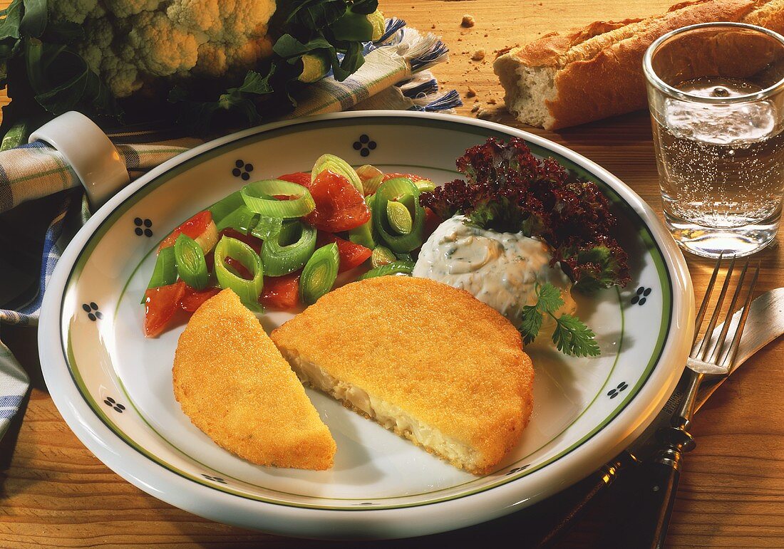 Panierter Blumenkohltaler mit Gemüse und Remouladensauce