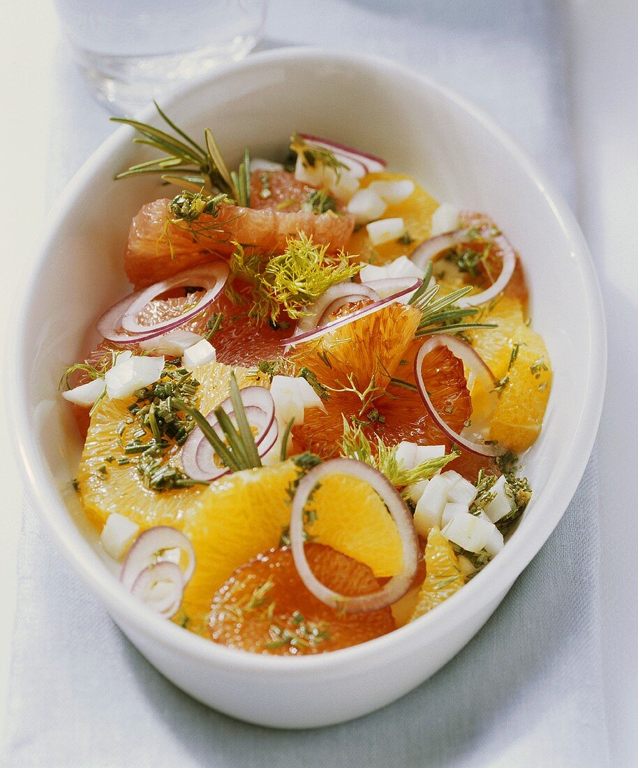 Pikanter Orangensalat mit Fenchel, Zwiebeln und Kräutern
