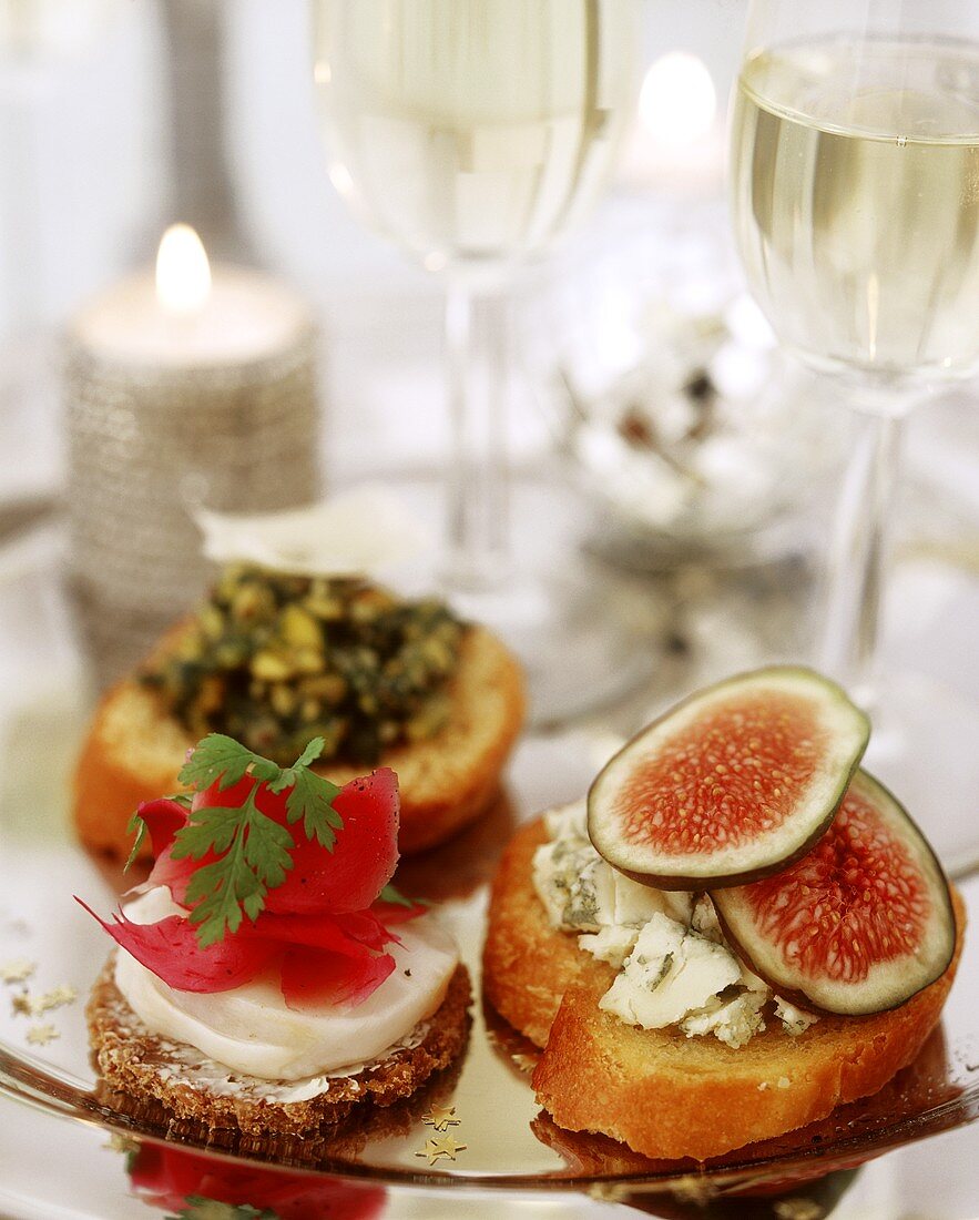 Canapés mit Jakobsmuscheln, Käse, Feigen und Kräutern