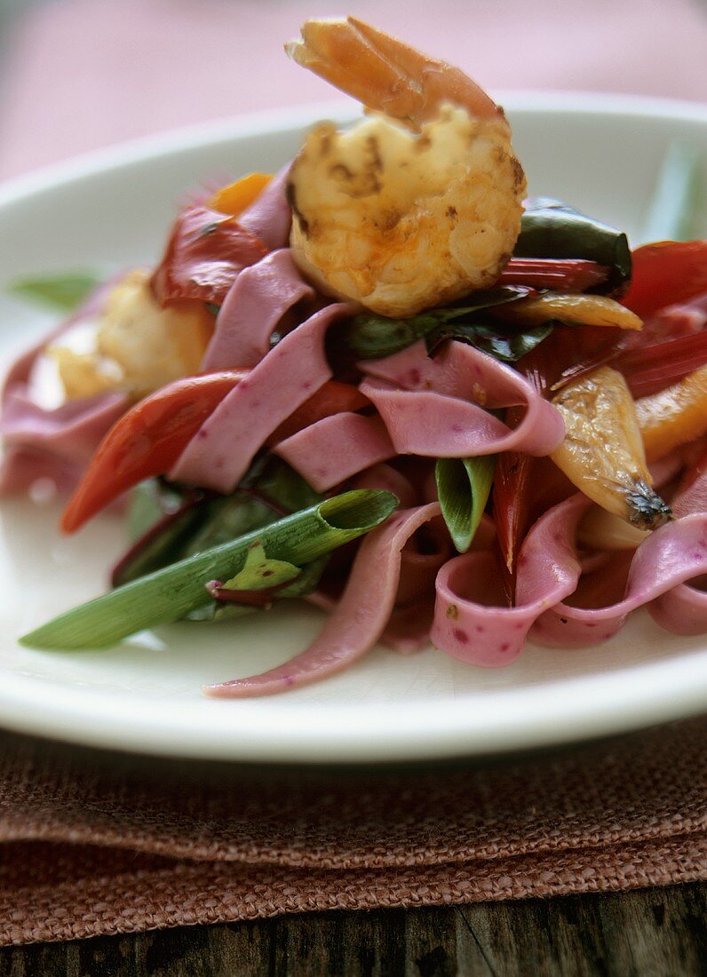 Tagliatelle rosa agli scampi (Rote-Bete-Nudeln mit Garnelen)