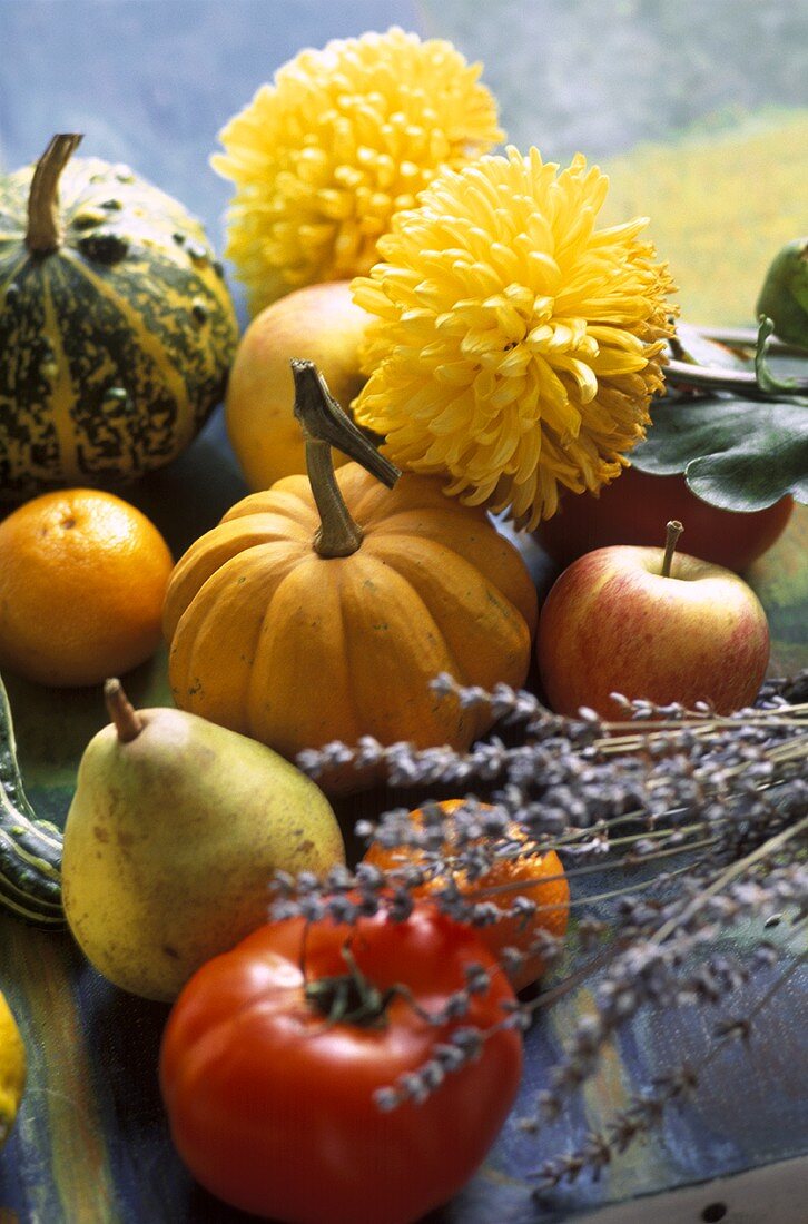 Stillleben mit Gemüse, Obst und Blumen