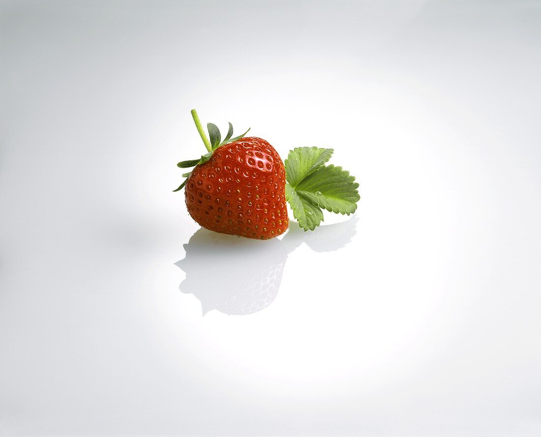 Eine Erdbeere mit Blatt