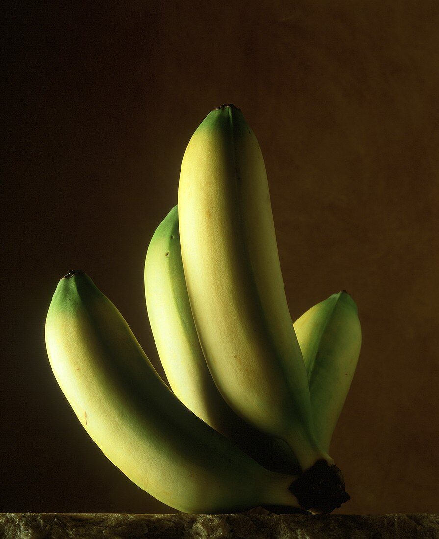 Bananenstaude vor braunem Hintergrund