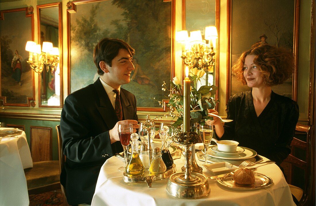 Junges Paar im Restaurant Laperouse in Paris