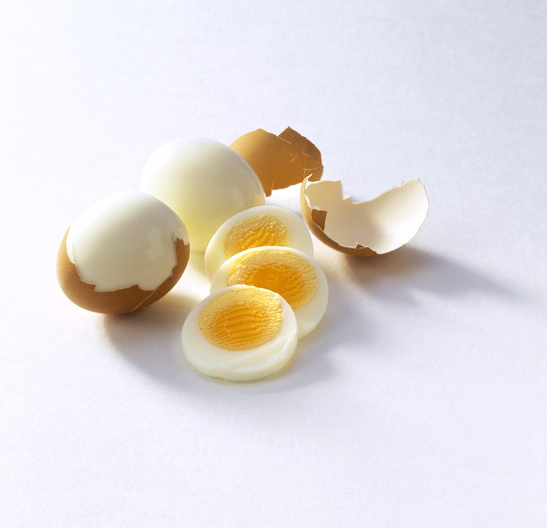 Hart gekochte Eier, abgepellt und aufgeschnitten