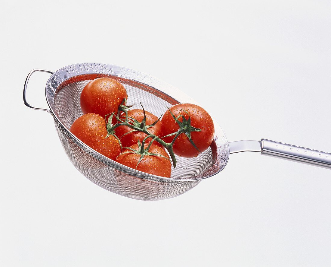 Freshly washed tomatoes in a strainer