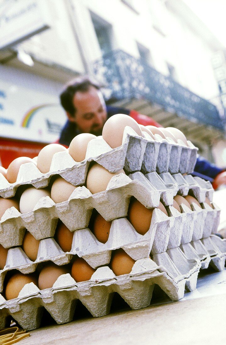 Eier in Eierkartons auf dem Markt