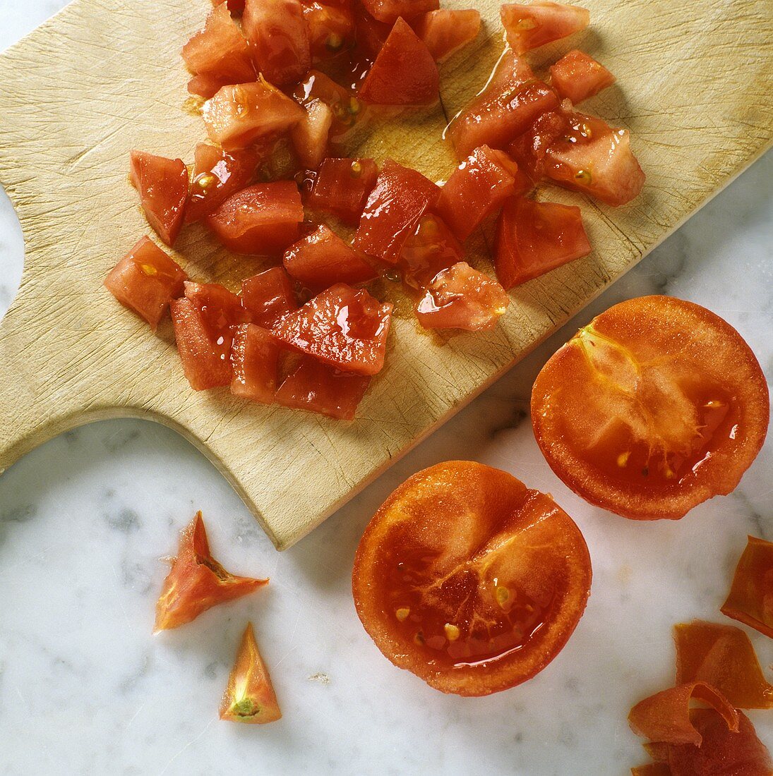 Enthäutete Tomaten klein schneiden