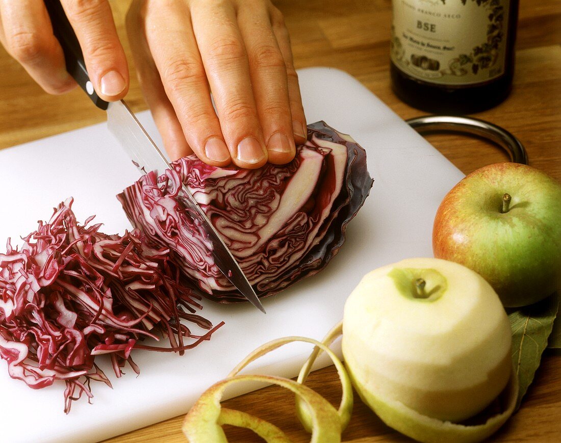 Cutting red cabbage into strips