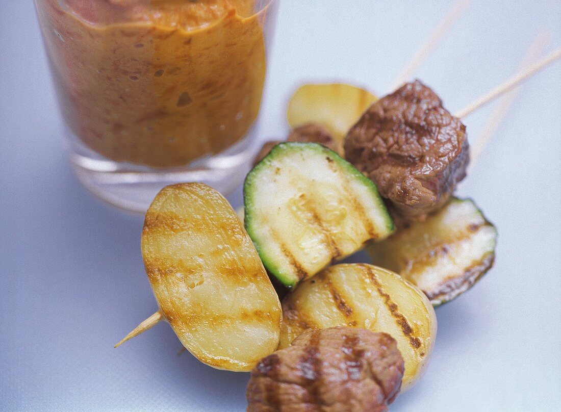 Straussenfleisch-Spiesschen mit Mandel-Paprika-Dip