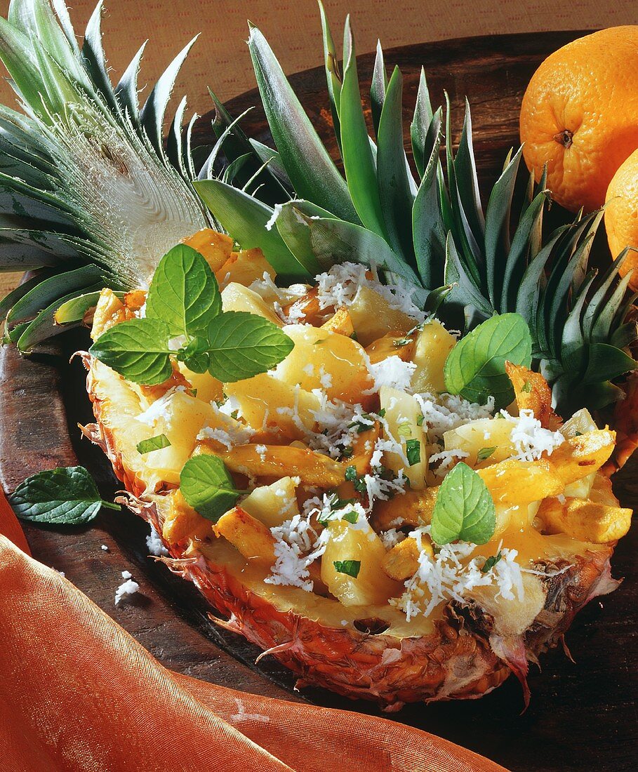 Hähnchenbrust-Ananas-Salat mit Kokosflocken