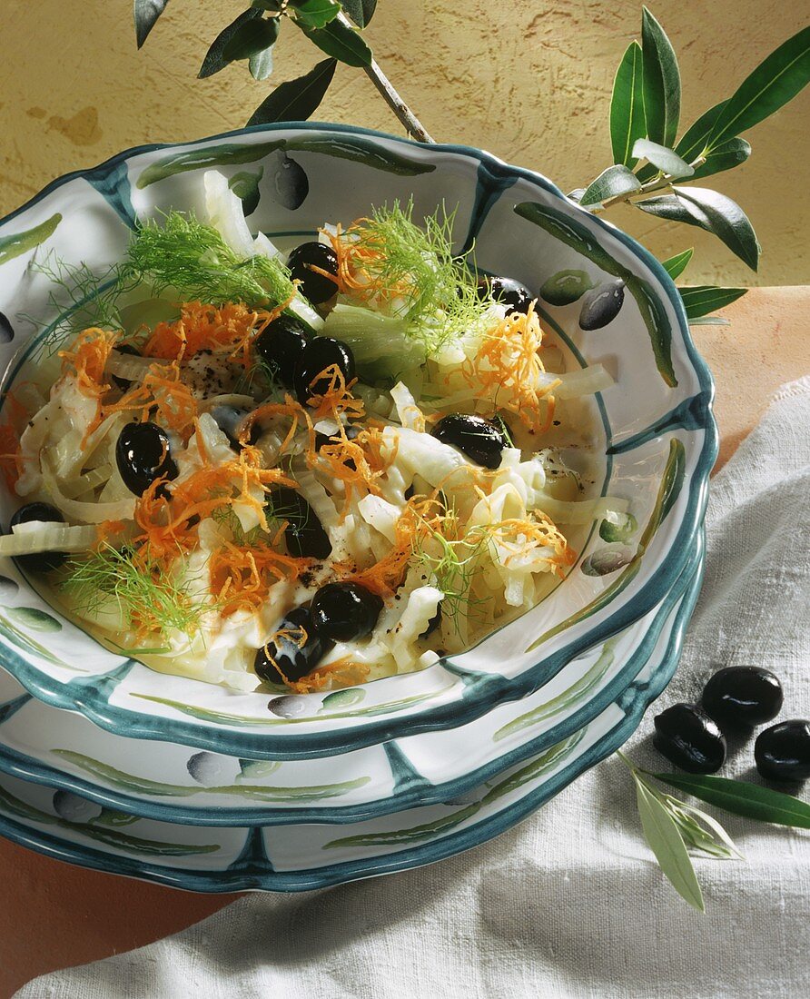 Fenchel-Möhren-Salat mit schwarzen Oliven