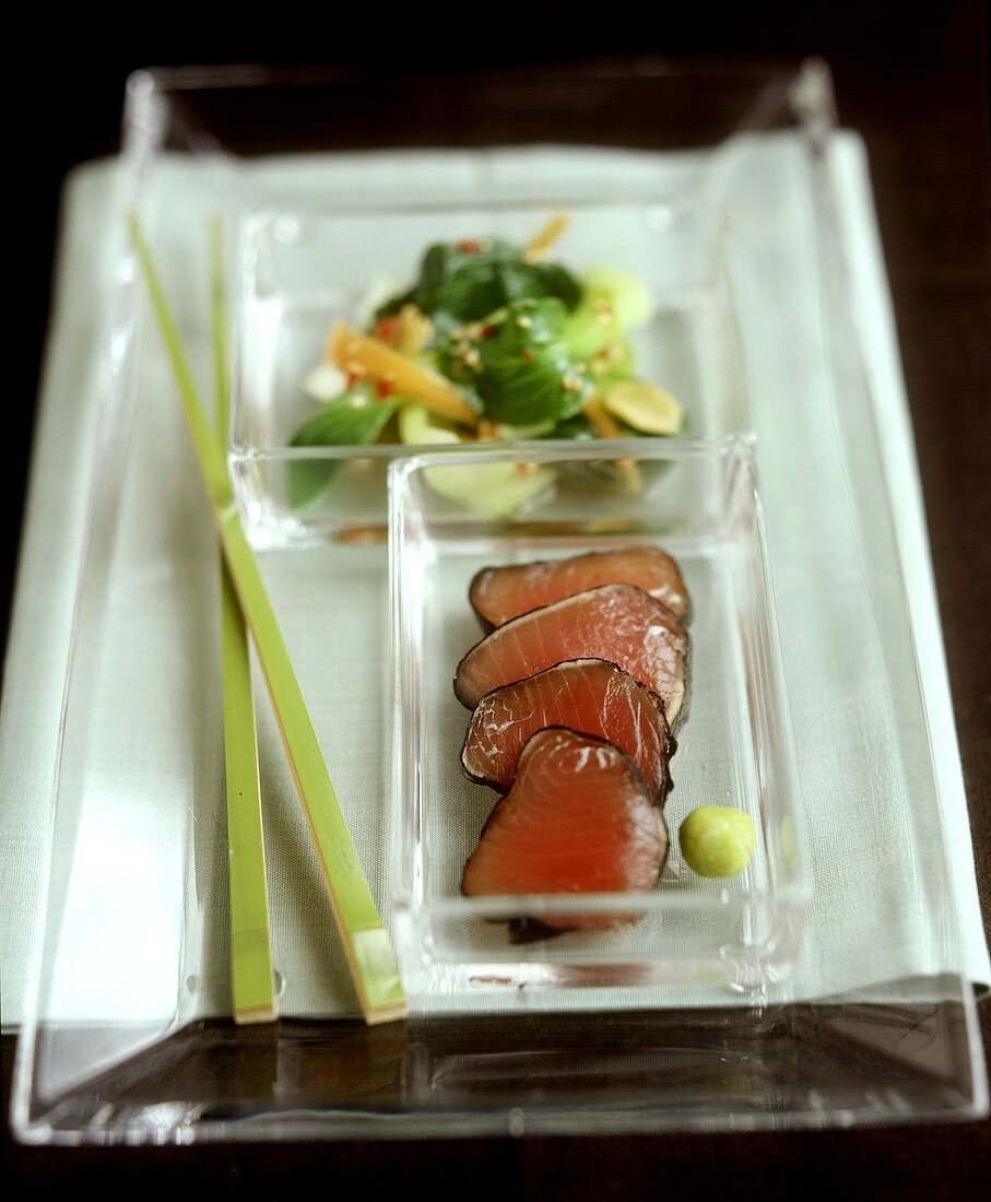 Thunfisch im Algenblatt und Feldsalat mit Sesam