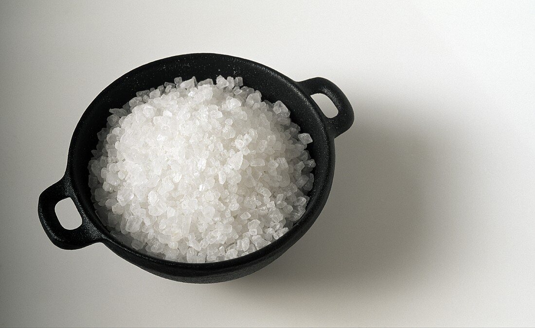 Grobes Salz in einem Schälchen