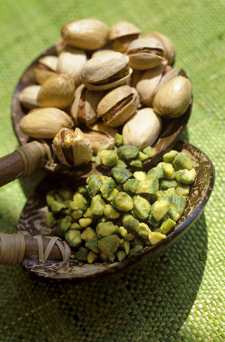 Pistachios with and without shells