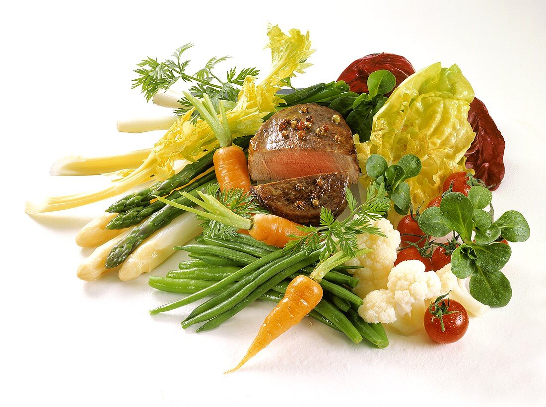 Filetsteak mit Gemüse und Salat