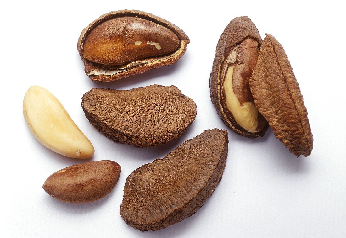 Brazil nuts with and without shells