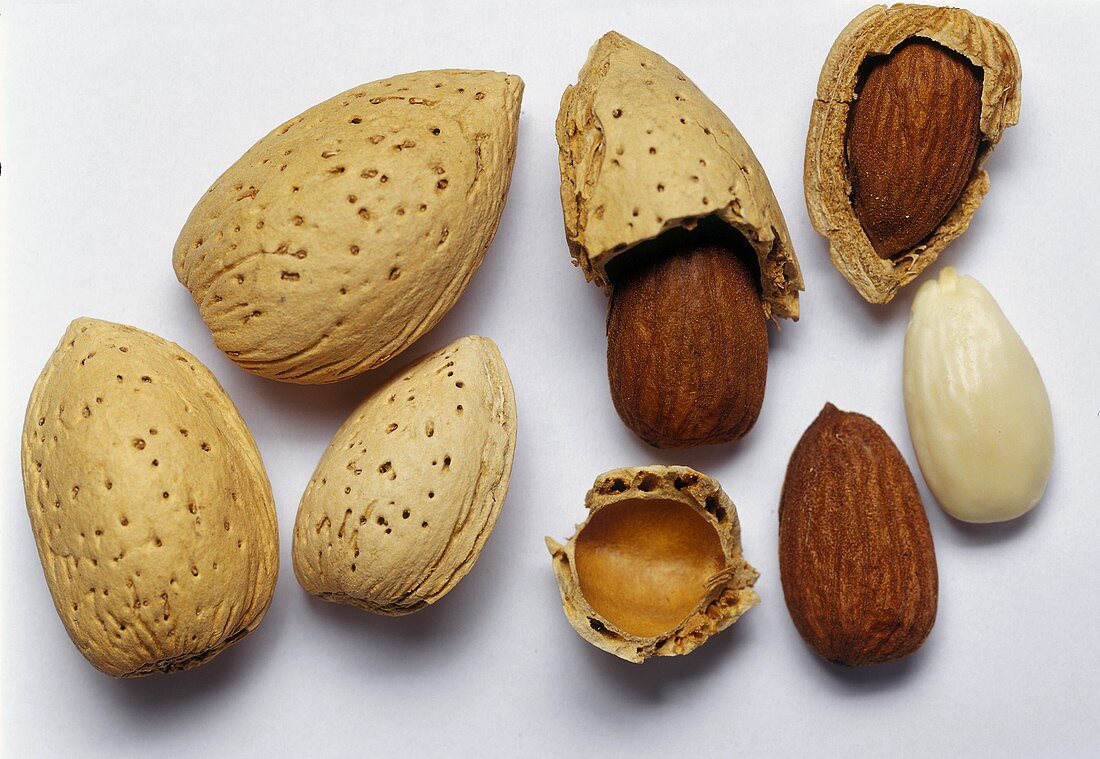 Almonds with and without shells