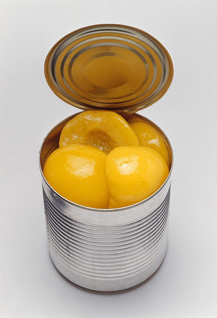 Pfirsiche in einer geöffneten Konservendose
