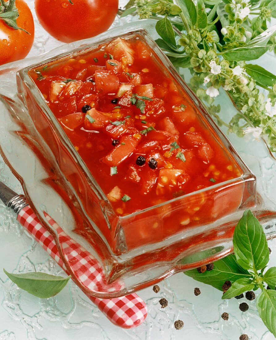 Tomatenchutney mit Basilikum