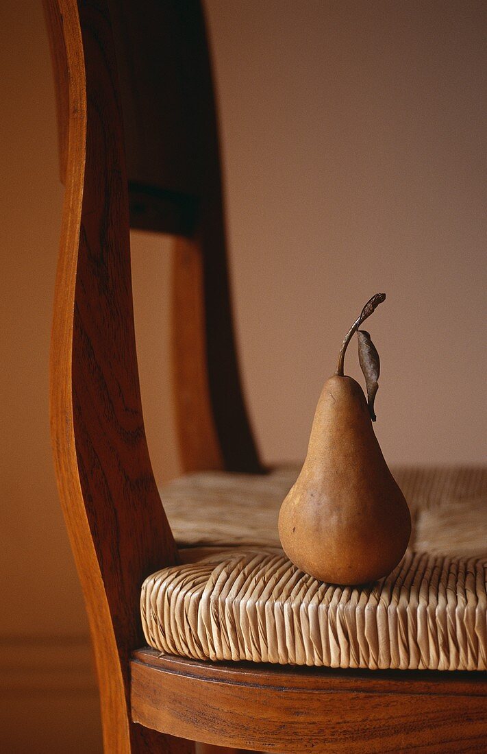 Eine Birne auf einem Stuhl